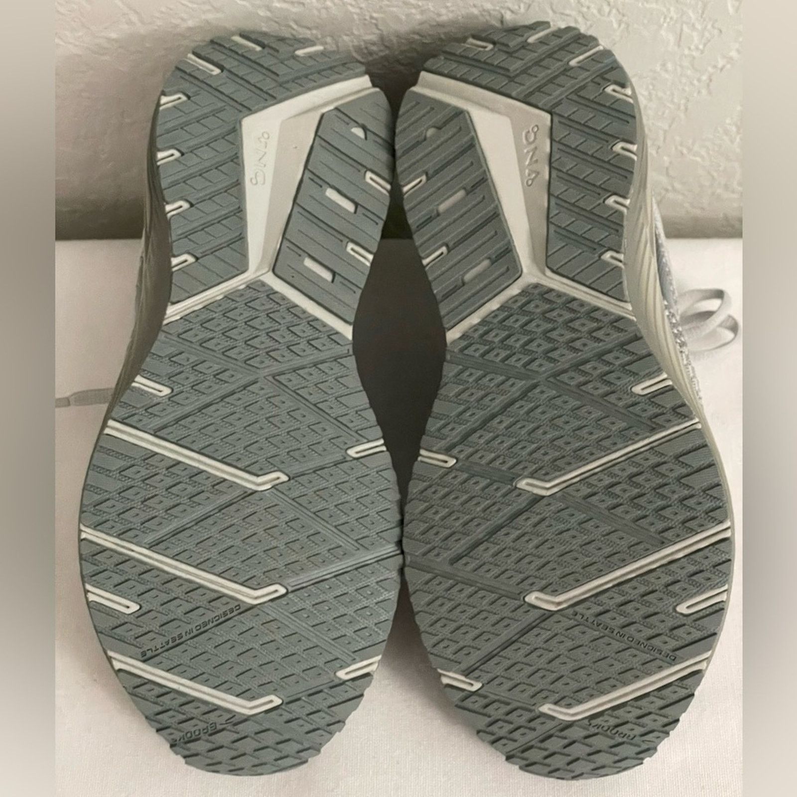 Brooks Brooks Revel 7 Neutral Running Shoe Oyster Gray Womens 6 Size US 6 / IT 36 - 7 Thumbnail