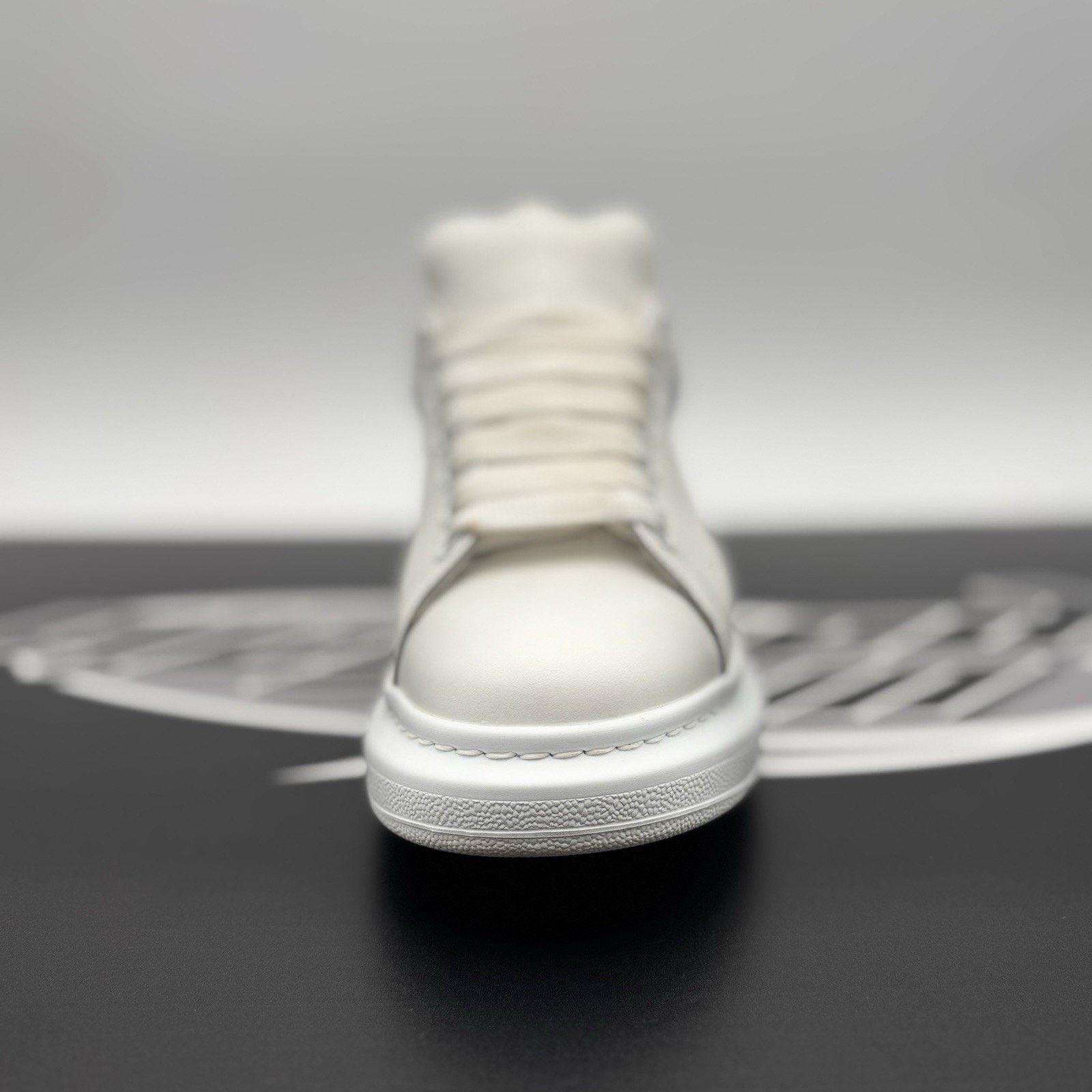 Alexander McQueen Alexander McQueen Oversized ' White Ultramarine' | GREAT! Size US 8 / IT 38 - 15 Thumbnail