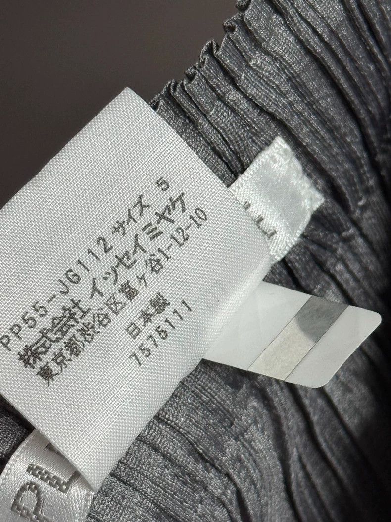Issey Miyake Issey Miyake size:5 A classic basic dark grey skirt Size 22" - 4 Thumbnail
