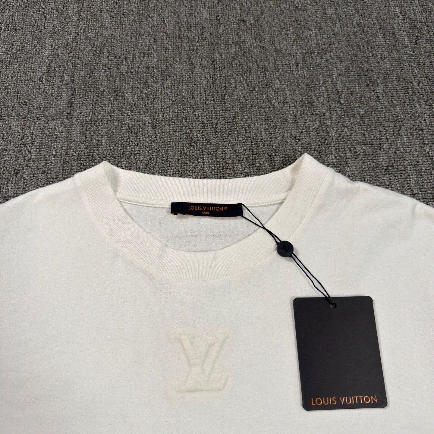 Louis Vuitton Louis Vuitton embossed monogram white SS L near new Size US L / EU 52-54 / 3 - 3 Thumbnail