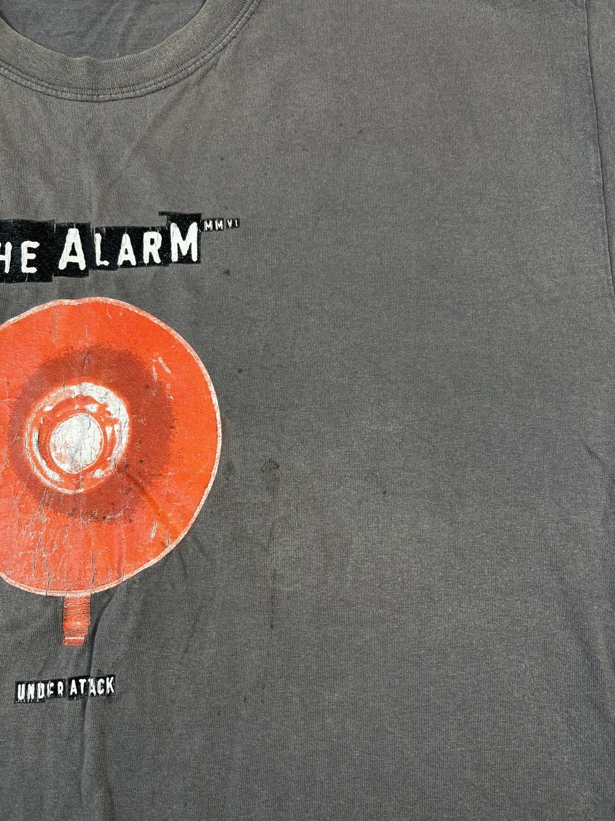 Gildan The Alarm Band Tee Faded Distressed Vintage Style Size US XL / EU 56 / 4 - 10 Thumbnail