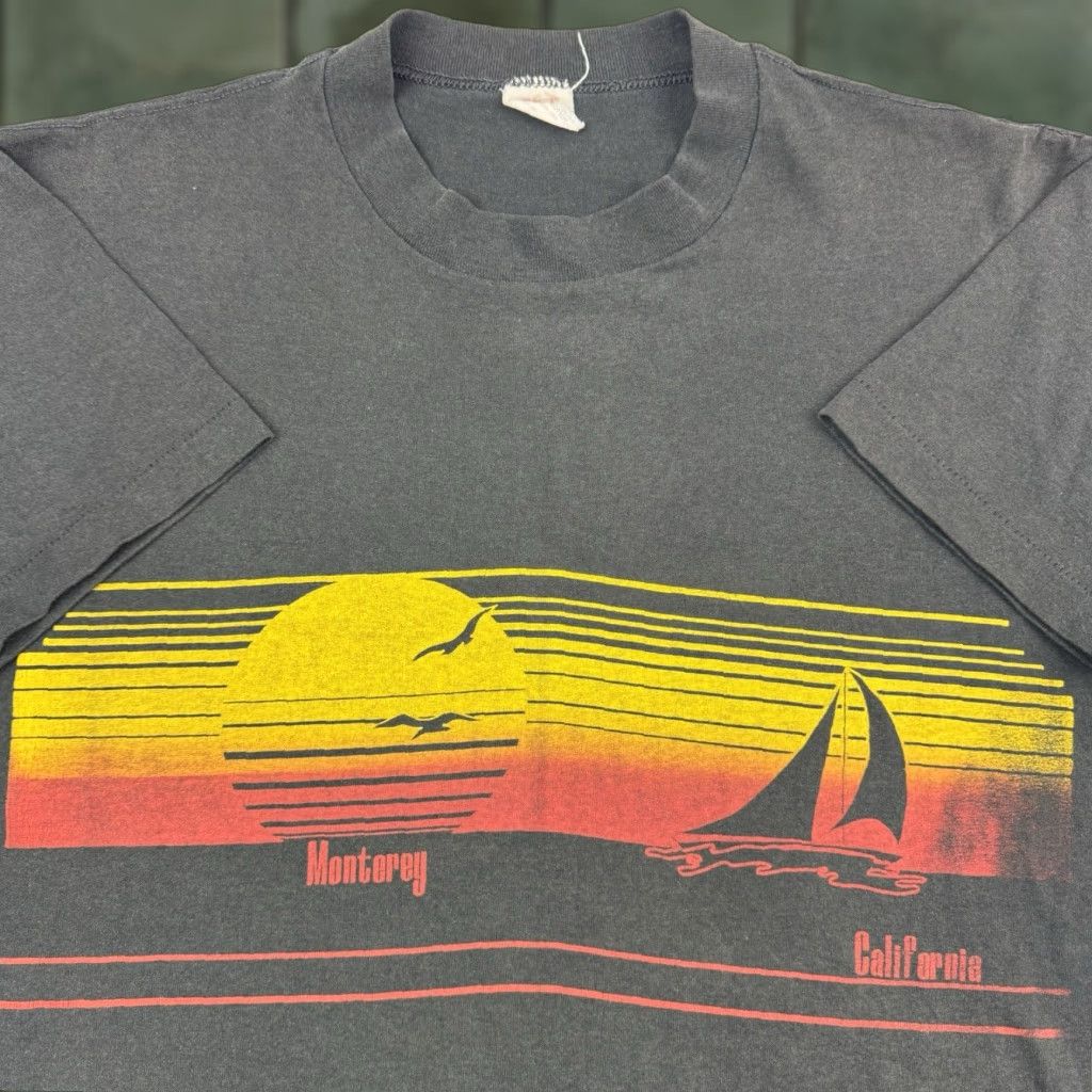 TEE JAYS VINTAGE Tee Jays Monterey Bay Beach T-Shirt Adult Large Black Graphic Print 80s Surf California Mens Size US L / EU 52-54 / 3 - 1 Thumbnail