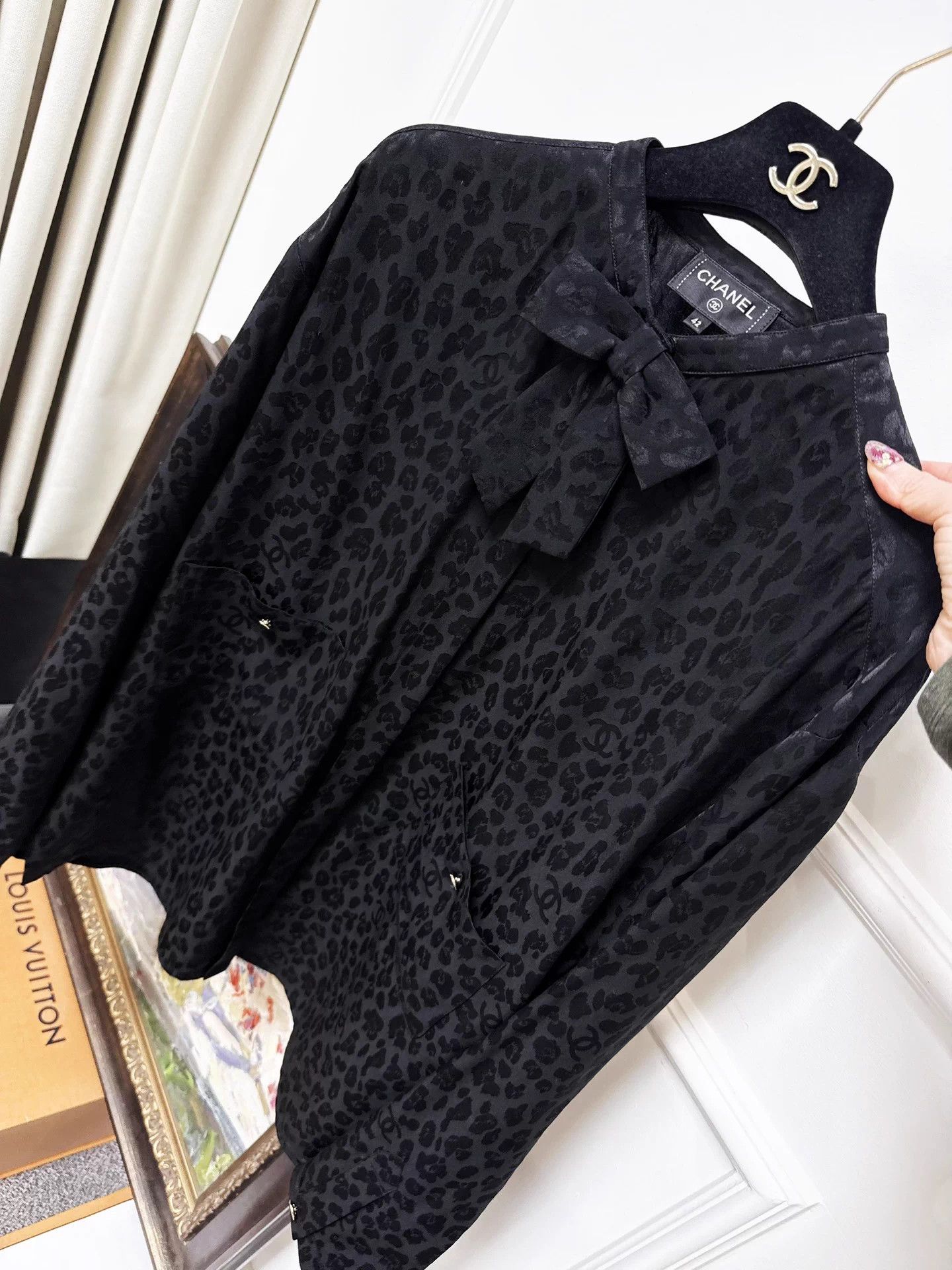 Chanel Chanel 23A Black Leopard Camellia Bow Silk Shirt 36 Size XS / US 0-2 / IT 36-38 - 7 Thumbnail