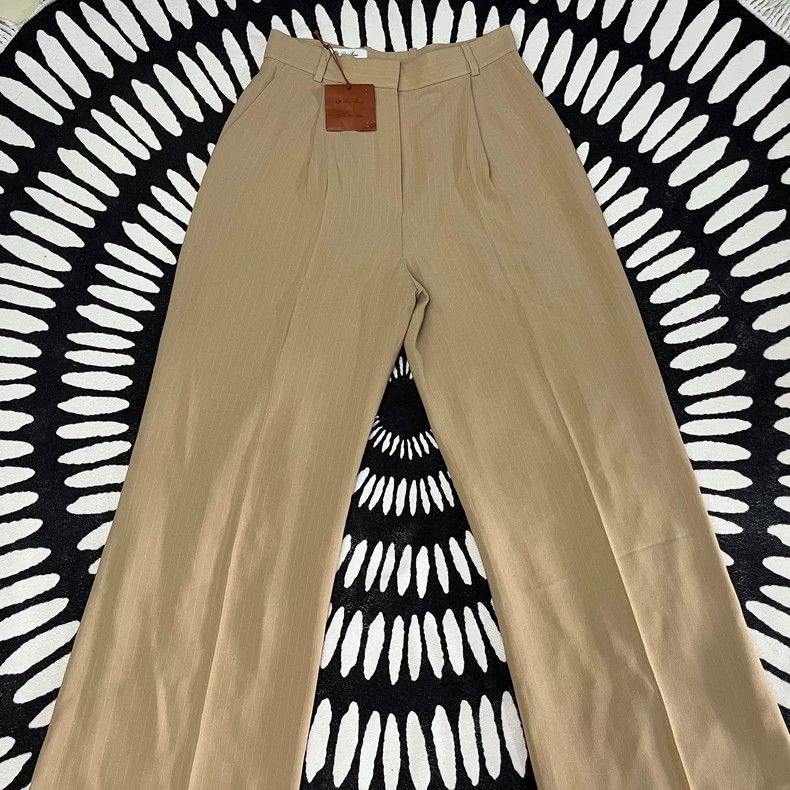 Loro Piana LORO PIANA Ms.Light beige silk wide leg pants Size 26" / US 2 / IT 38 - 1 Thumbnail