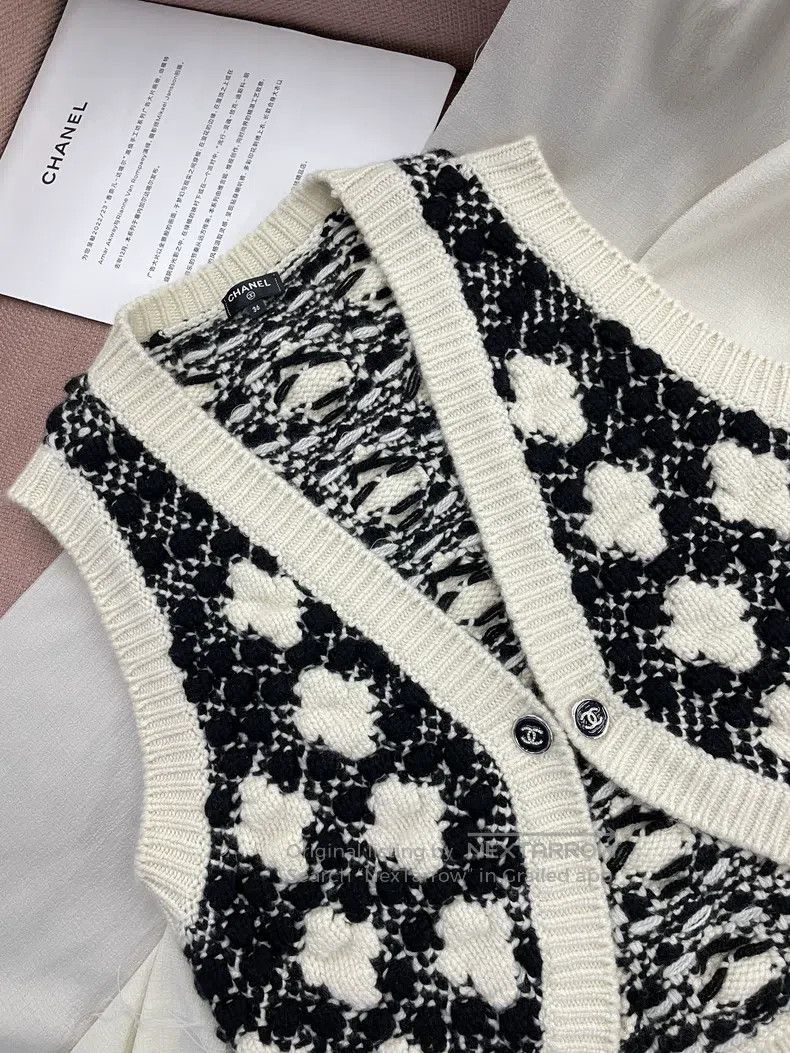Chanel Chanel 21A black and white color block flower knitted vest Size XS / US 0-2 / IT 36-38 - 2 Thumbnail