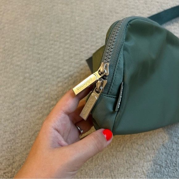 Lululemon New Lululemon Wear everywhere Belt Bag Green Size ONE SIZE - 10 Thumbnail