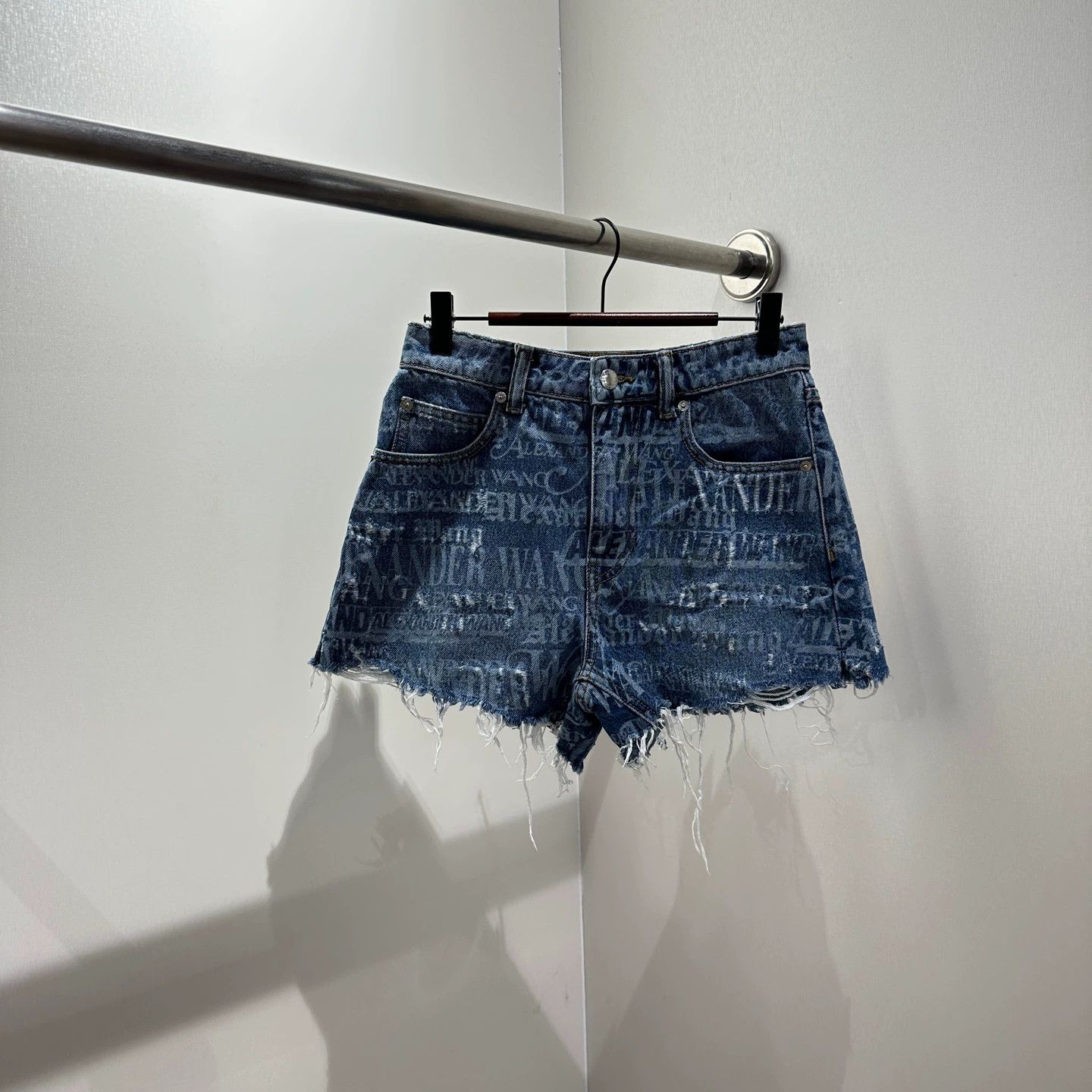 Alexander Wang Alexander Wang May399 All-Over Slogan Cotton Shorts 25 Size 25" / US 0 / IT 36 - 1 Thumbnail