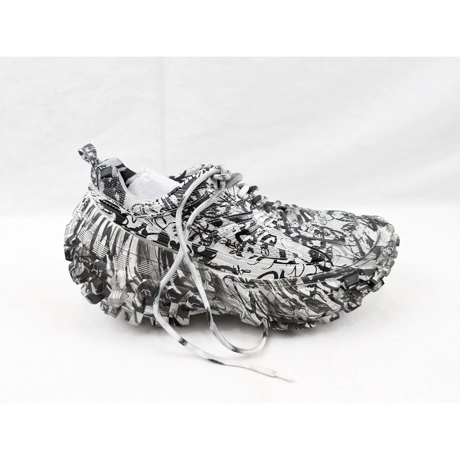 Balenciaga o1rshd1 Q:2 / Bouncer Extreme Graffiti Print in White/Black Size US 11 / EU 44 - 10 Thumbnail