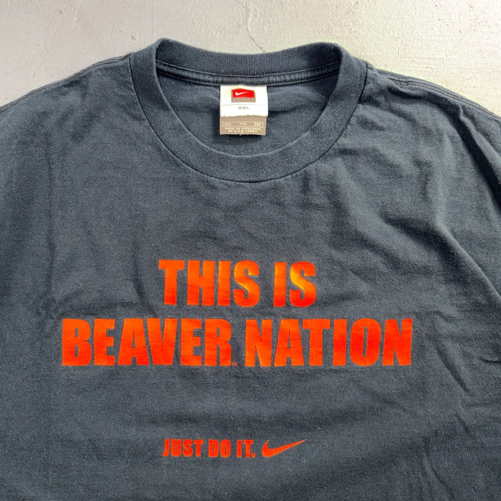 Nike VINTAGE Nike Beavers T Shirt Black 2XL Center Swoosh Double-Sided Oregon College Nike Shirt Men 70s 80s Graphic Tee Size US XXL / EU 58 / 5 - 2 Thumbnail