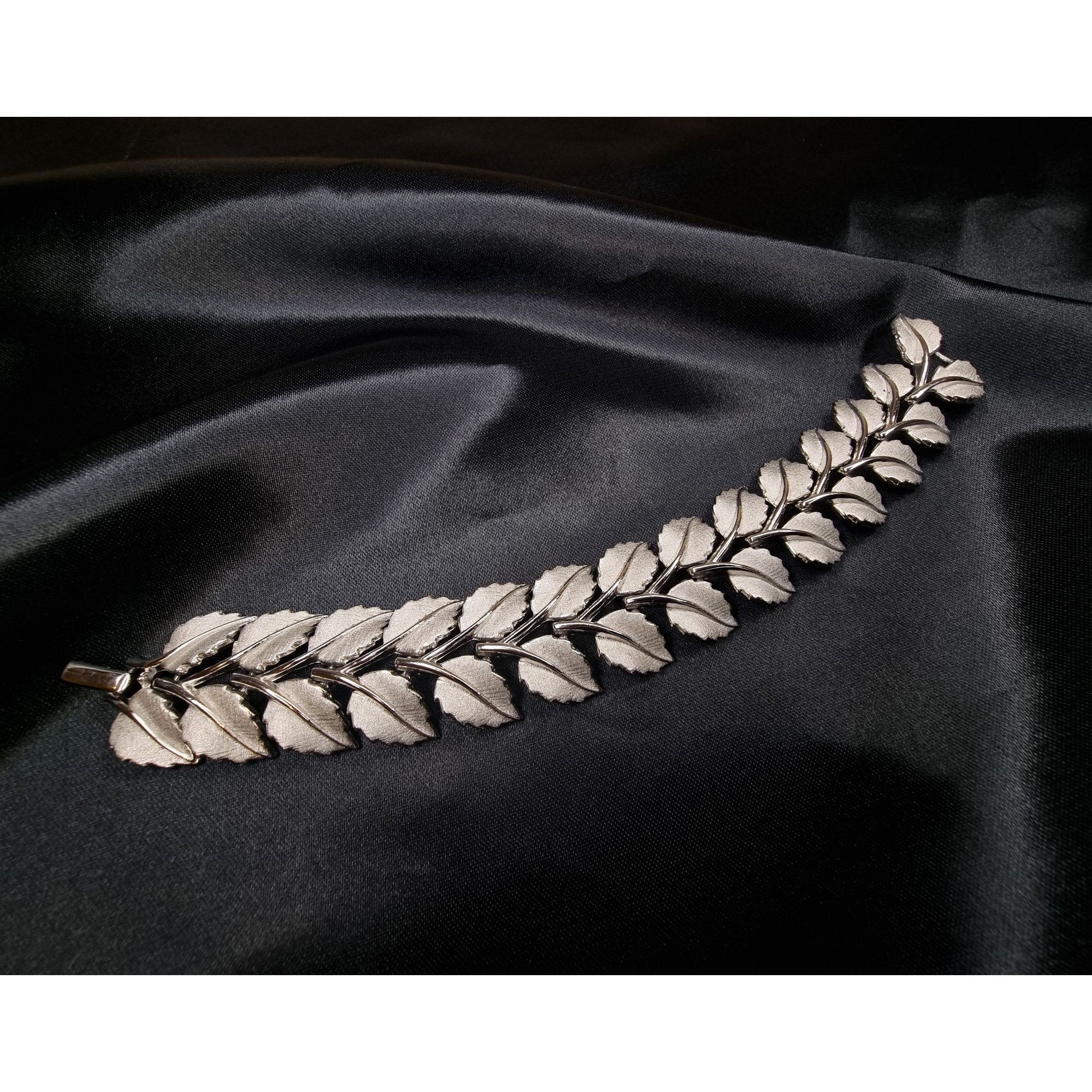 Vintage Vintage 1950s Trifari Silver-Tone Leaf Motif Bracelet For Wo Size ONE SIZE - 2 Thumbnail