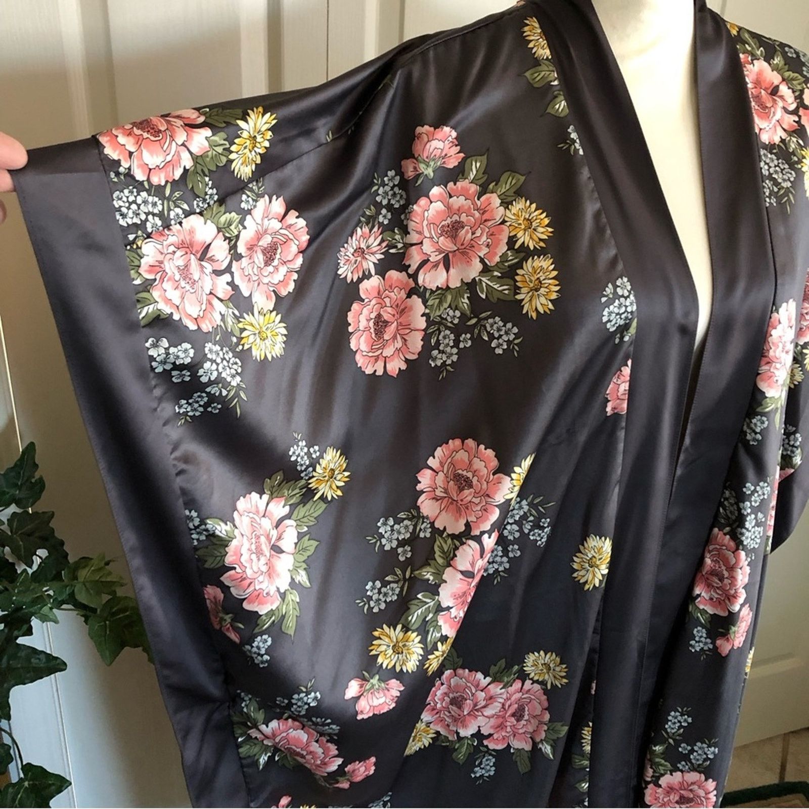 Other Torrid gray with colorful floral pattern open front robe Size ONE SIZE - 3 Thumbnail