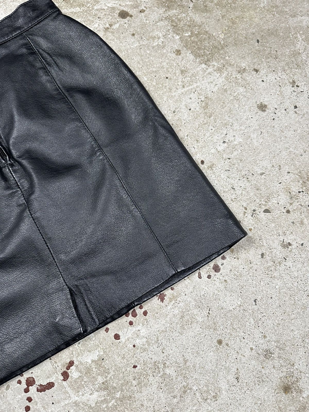 Japanese Brand Vintage Y2K Black Genuine Leather Mini Skirt Avant Garde Size 26" / US 2 / IT 38 - 3 Thumbnail