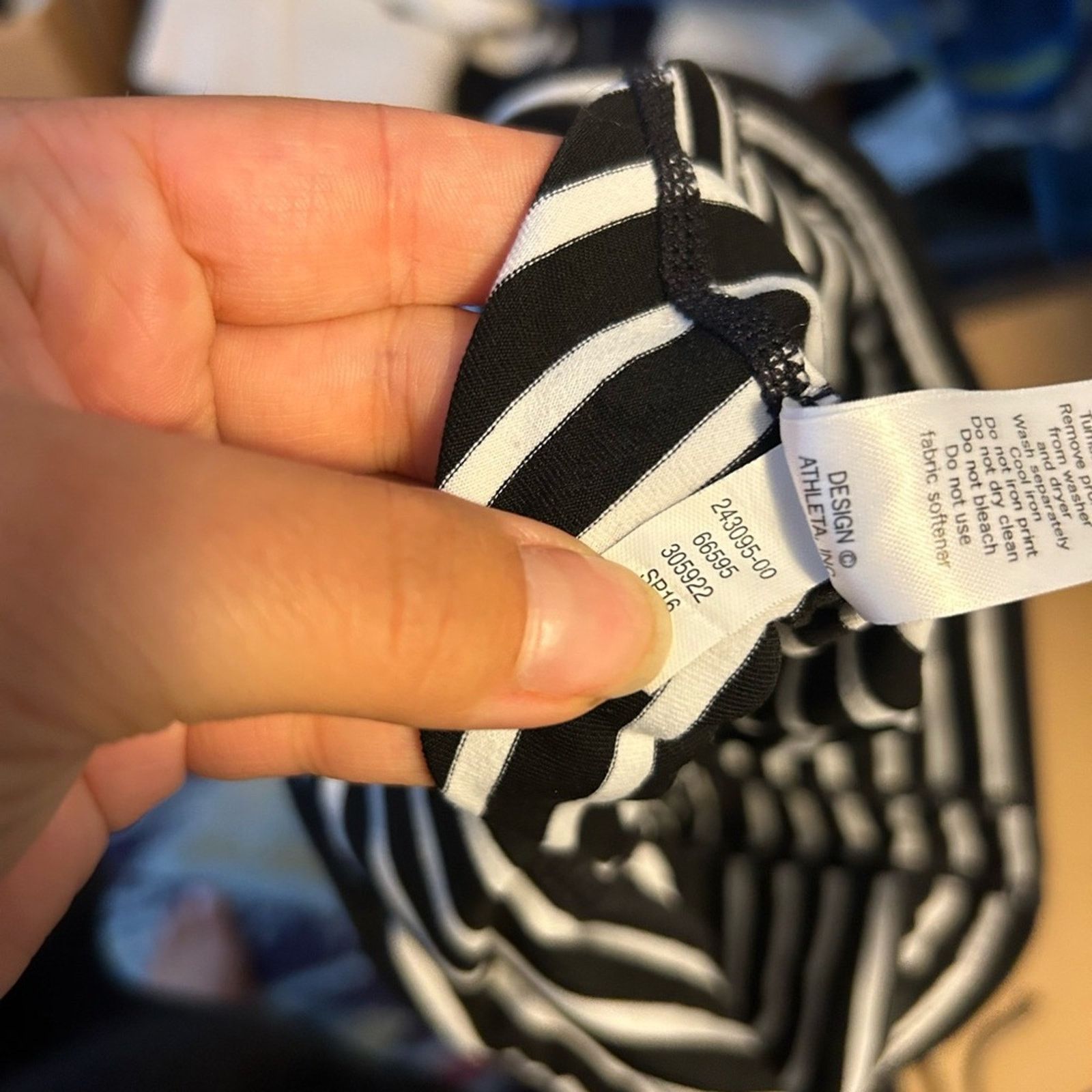 Athleta Athleta Striped Chaturanga Capri Leggings Size 26" / US 2 / IT 38 - 4 Thumbnail