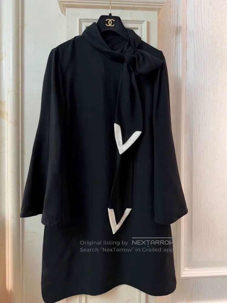 Valentino Valentino The main line shows a black streamer dress Size S / US 4 / IT 40 - 1 Thumbnail