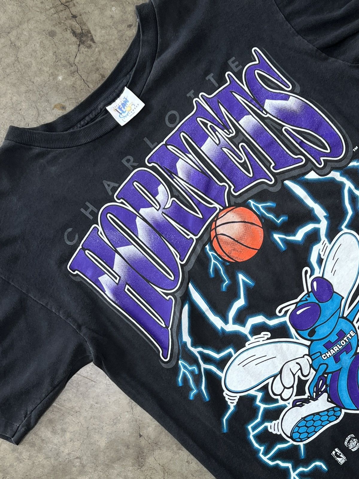 NBA Vintage 90s NBA Charlotte Hornets Lightning Tee Large Size US L / EU 52-54 / 3 - 1 Thumbnail