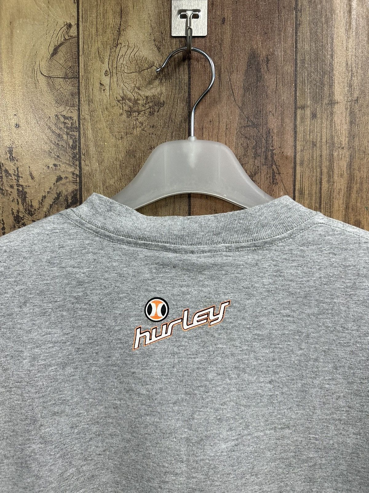 Hurley Vintage Surfboard Hurley Made In Usa Center Logo TShirt A532 Size US L / EU 52-54 / 3 - 5 Thumbnail