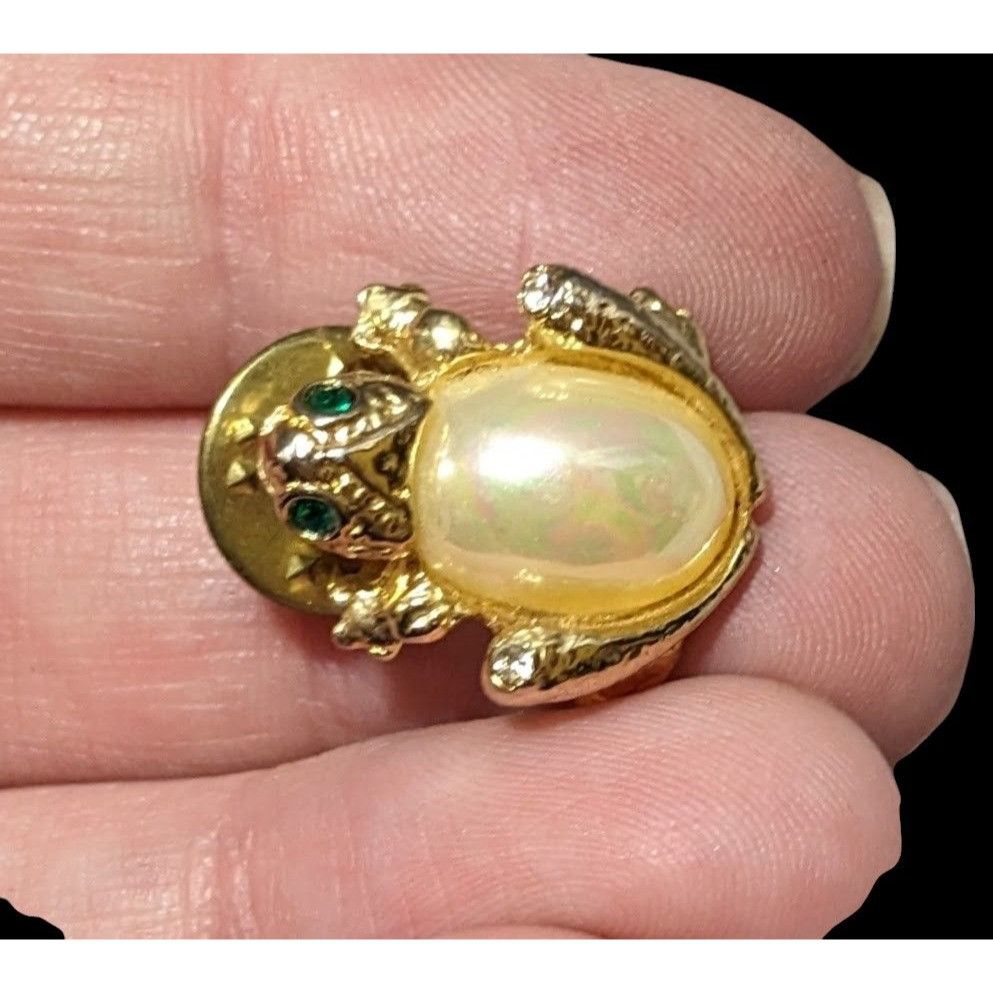 Other Vintage Gold Tone Faux Pearl Frog Lapel Pin Size ONE SIZE - 4 Thumbnail