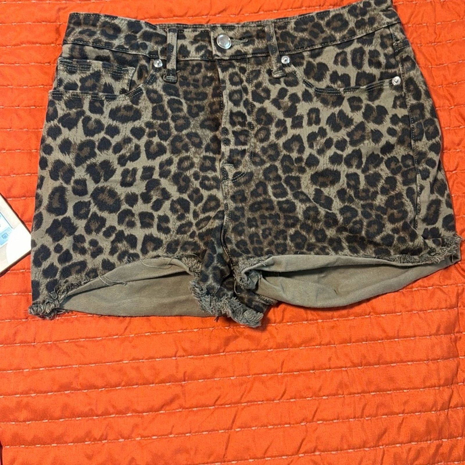 Good American Good American Black Jean Shorts Leopard Print Relaxed Fit Size 27" / US 4 / IT 40 - 1 Preview