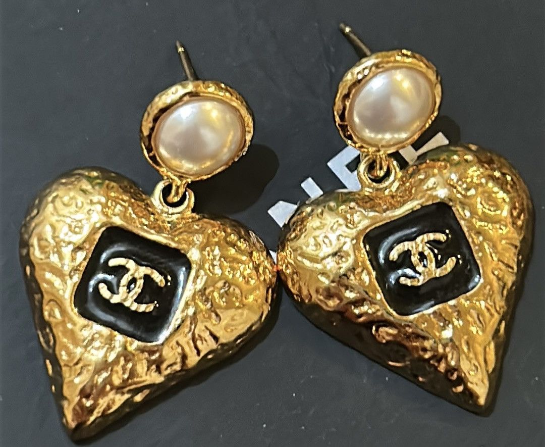 Chanel Chanel Heart Shaped CC Black Enamel, Faux Pearl Earrings Size ONE SIZE - 5 Thumbnail