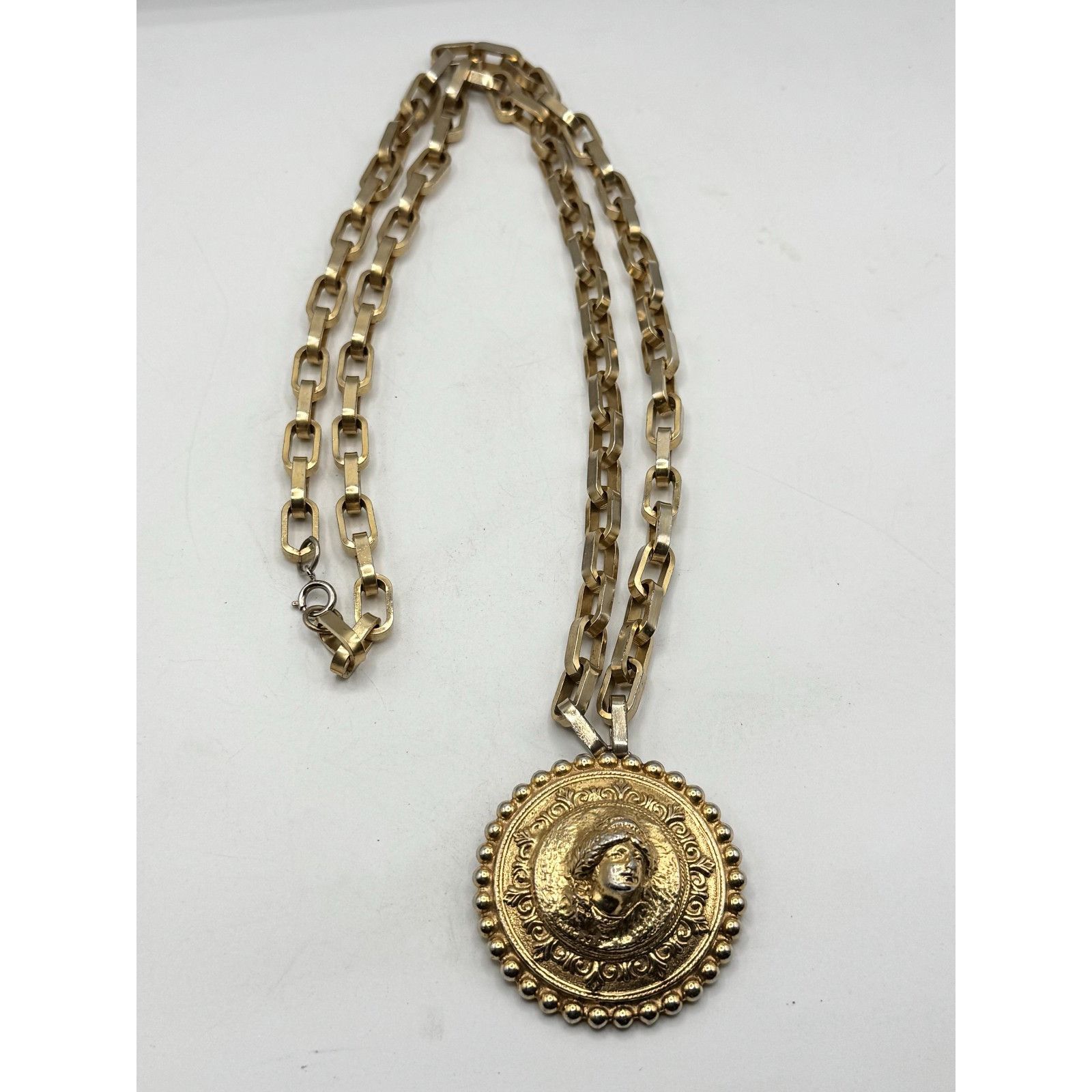 Vogue Vintage Vogue Jewelry lady medallion pendant necklace Size ONE SIZE - 2 Thumbnail