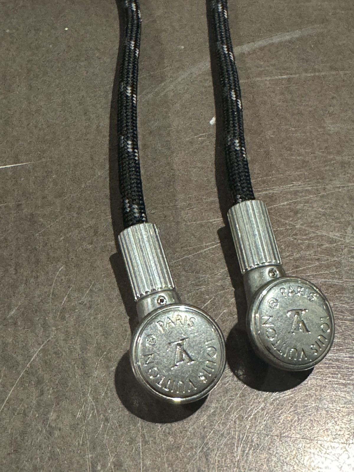 Louis Vuitton Louis Vuitton Bag Charm Apple Air Pods 25 Pharrell earphones Size ONE SIZE - 5 Thumbnail