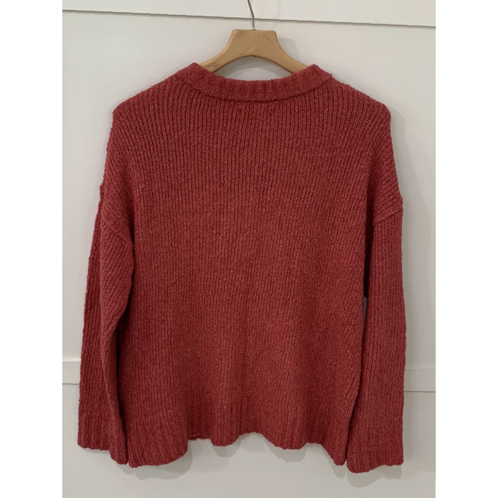 American Eagle Outfitters AMERICAN EAGLE Henley Sweater Medium Oversized Red Womens Size M / US 6-8 / IT 42-44 - 2 Thumbnail
