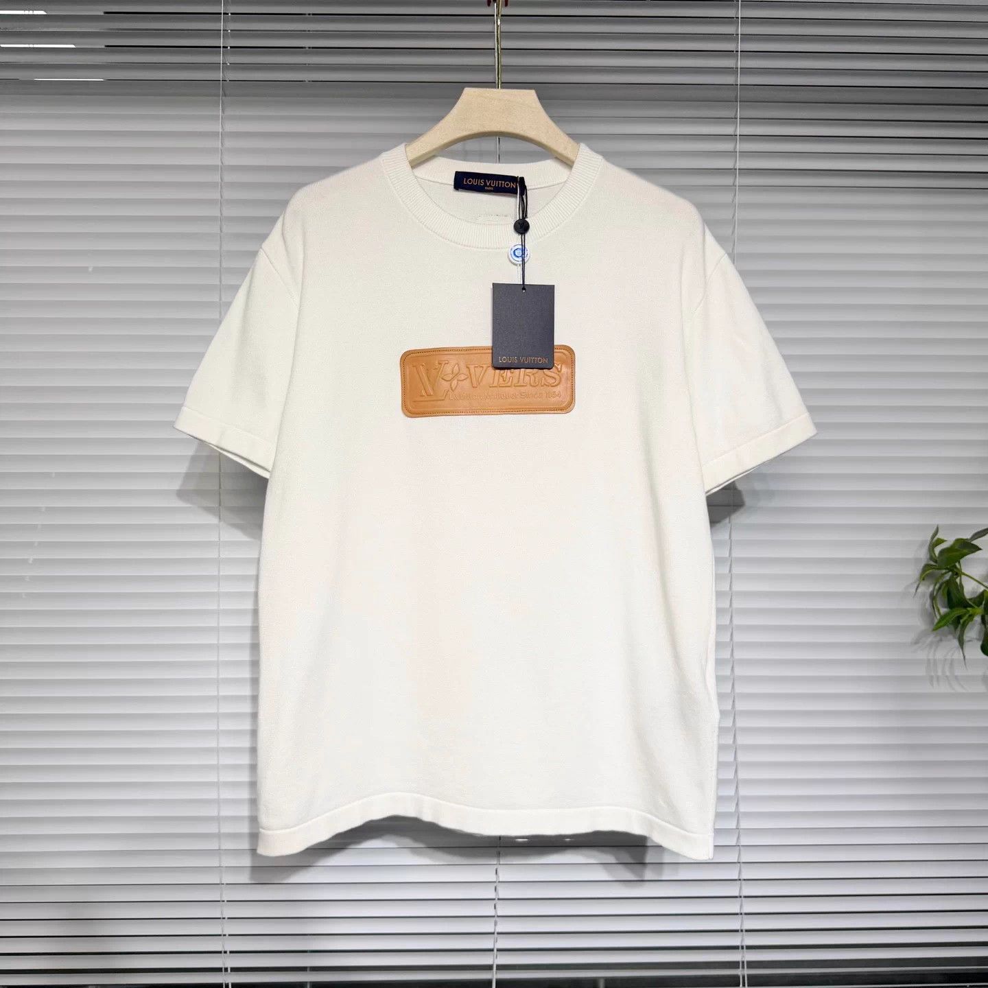 Louis Vuitton LV white knit short-sleeve leather embossed logo S Size US S / EU 44-46 / 1 - 1 Thumbnail