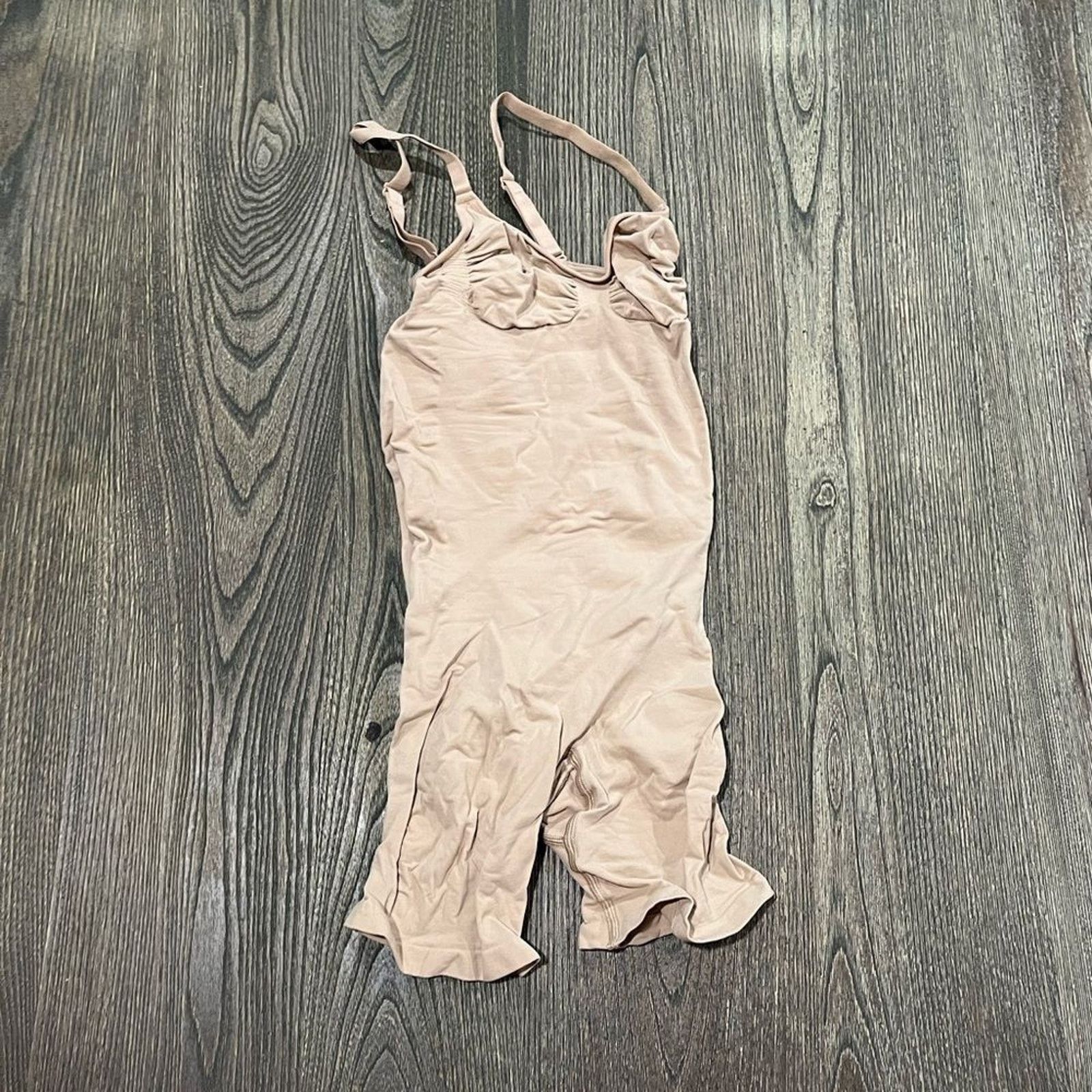 SKIMS NWOT Skims Sculpting Bodysuit Mid-Thigh Seamless Shapewear M Size ONE SIZE - 1 Thumbnail