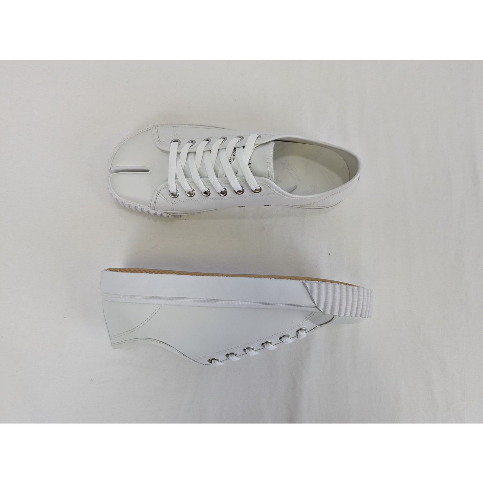 Maison Margiela o1rshd1 Q:3 / Tabi Low Top Sneakers in White Size US 10 / EU 43 - 1 Thumbnail