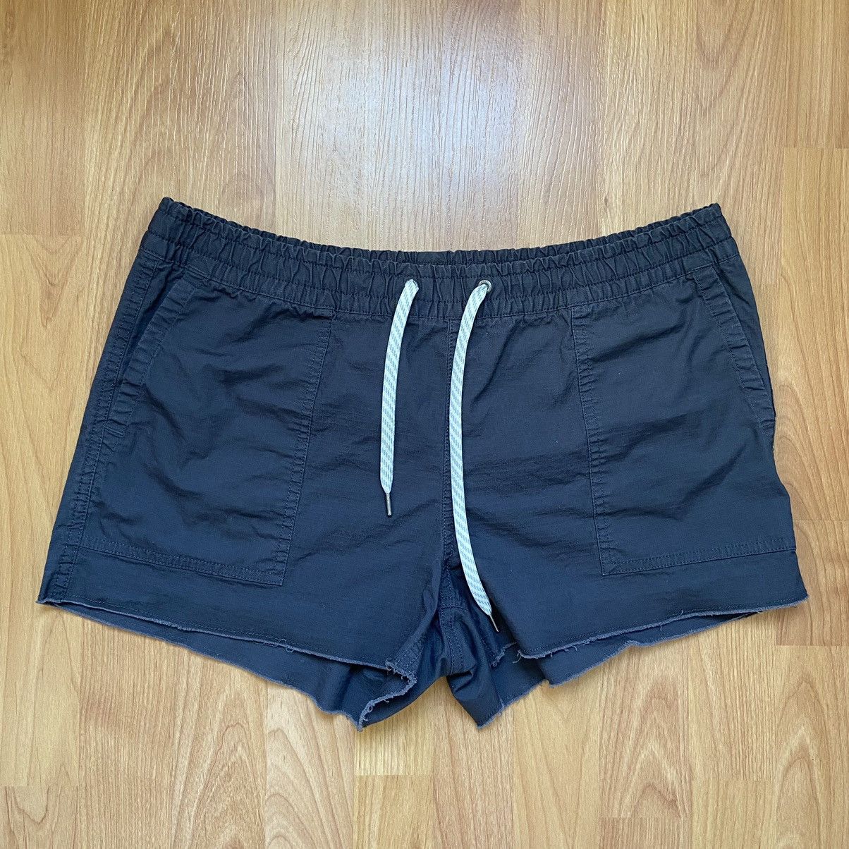 Vuori Vuori Women’s Logo Patch Shorts Size Large Size 30" / US 8 / IT 44 - 1 Thumbnail