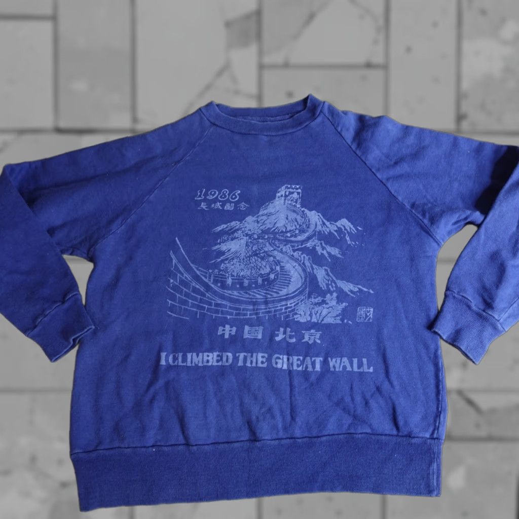 Greats VINTAGE Great Wall of China Small Blue Raglan 1989 Shirt Mens S Pullover Knit Sweatshirt Cotton Polyester Graphic Print Long Sleeve Collared Blue Size US S / EU 44-46 / 1 - 1 Thumbnail