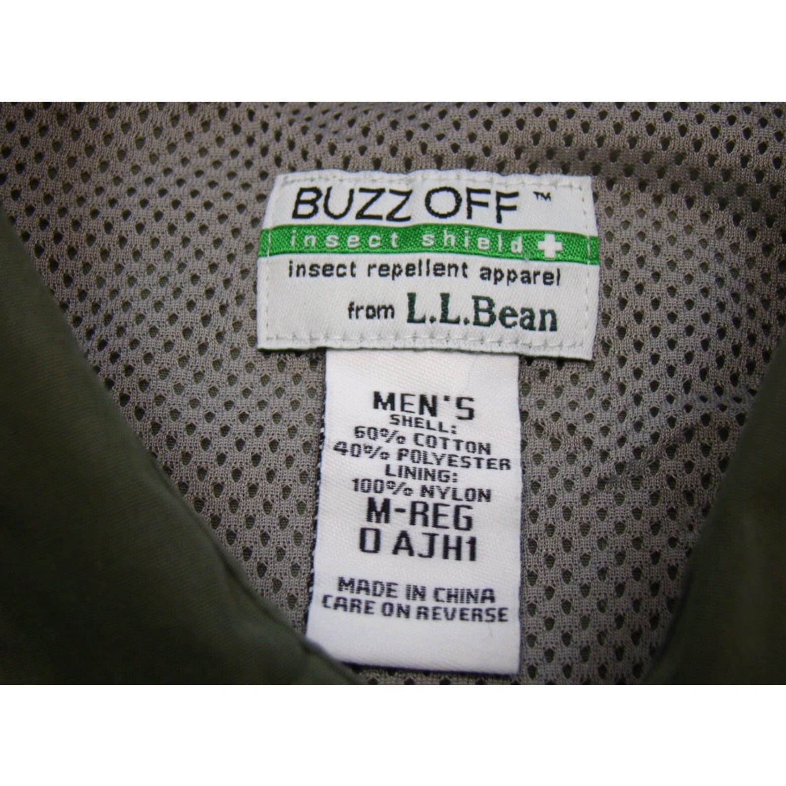 Vintage L.L. Bean Mens Button-Up Shirt Buzz Off Green Fishing Vented Pocketed Short Sleeve Collared 60% Cotton 40% Polyester M Mens Size US M / EU 48-50 / 2 - 4 Thumbnail