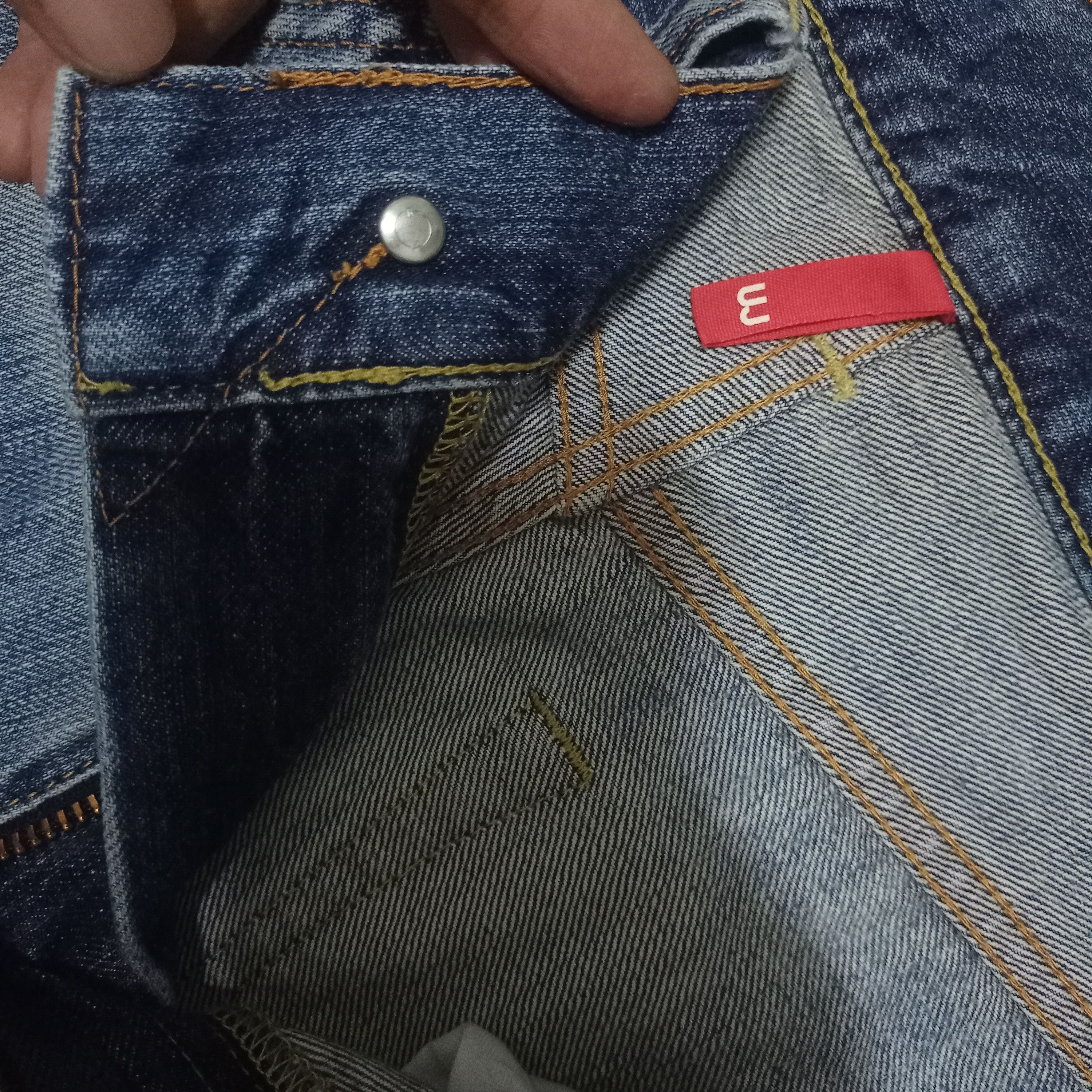 Japanese Brand × Uniqlo Vintage Uniqlo Blue Wash V Stitch Distressed Loose Jeans Size US 30 / EU 46 - 3 Thumbnail
