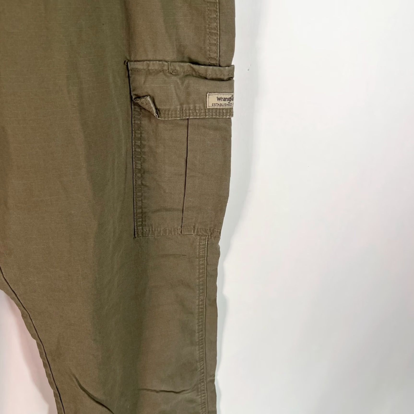 Wrangler Wrangler Cargo Pants Men’s SZ 36 Olive Green Relaxed Fit Ripstop 36x32 Pockets 100% Cotton Workwear USA Seller Size US 36 / EU 52 - 4 Thumbnail