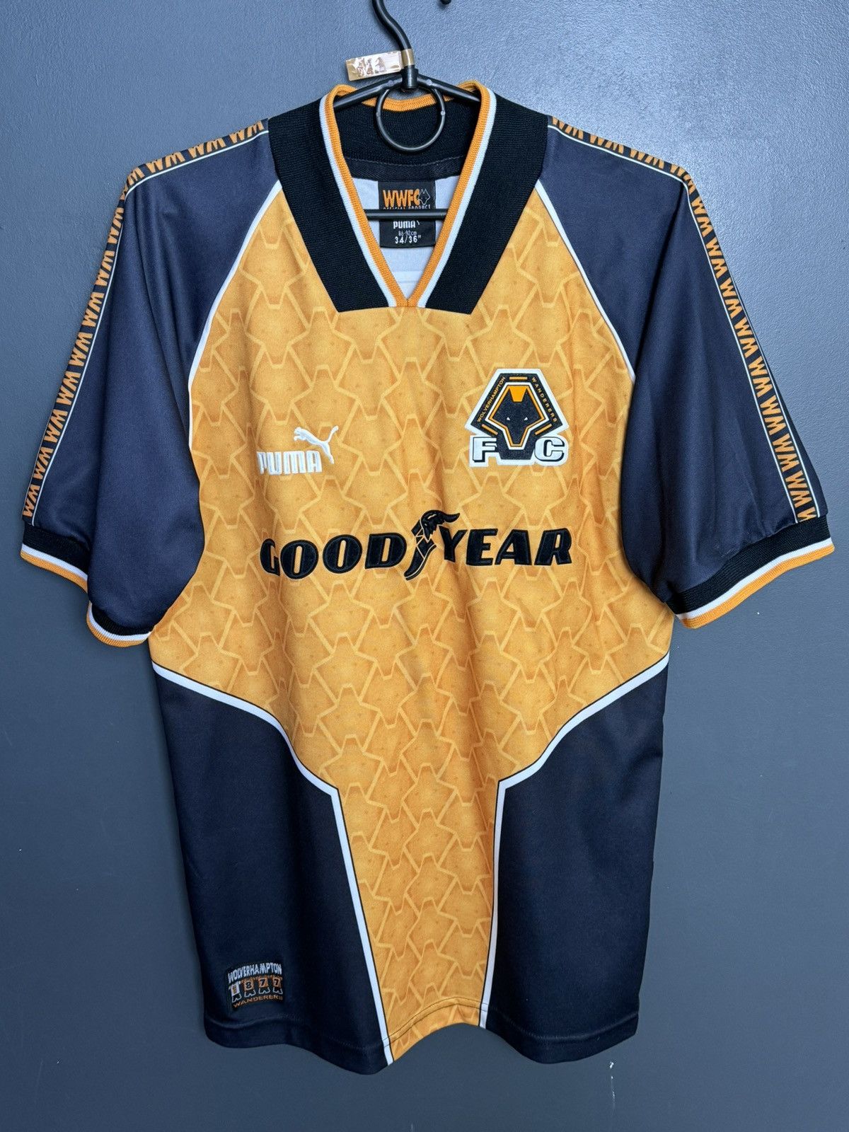 Puma KIDS Wolverhampton Wanderers 96/98 Home Football Jersey Size US XS / EU 42 / 0 - 1 Thumbnail