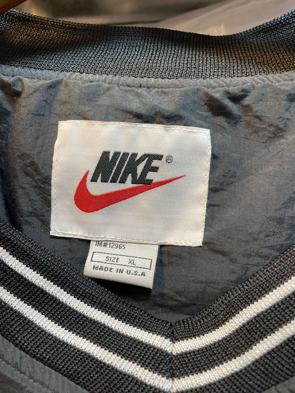 Nike Vintage Nike Bog Logo V-Neck Windbreaker Size US XL / EU 56 / 4 - 4 Thumbnail