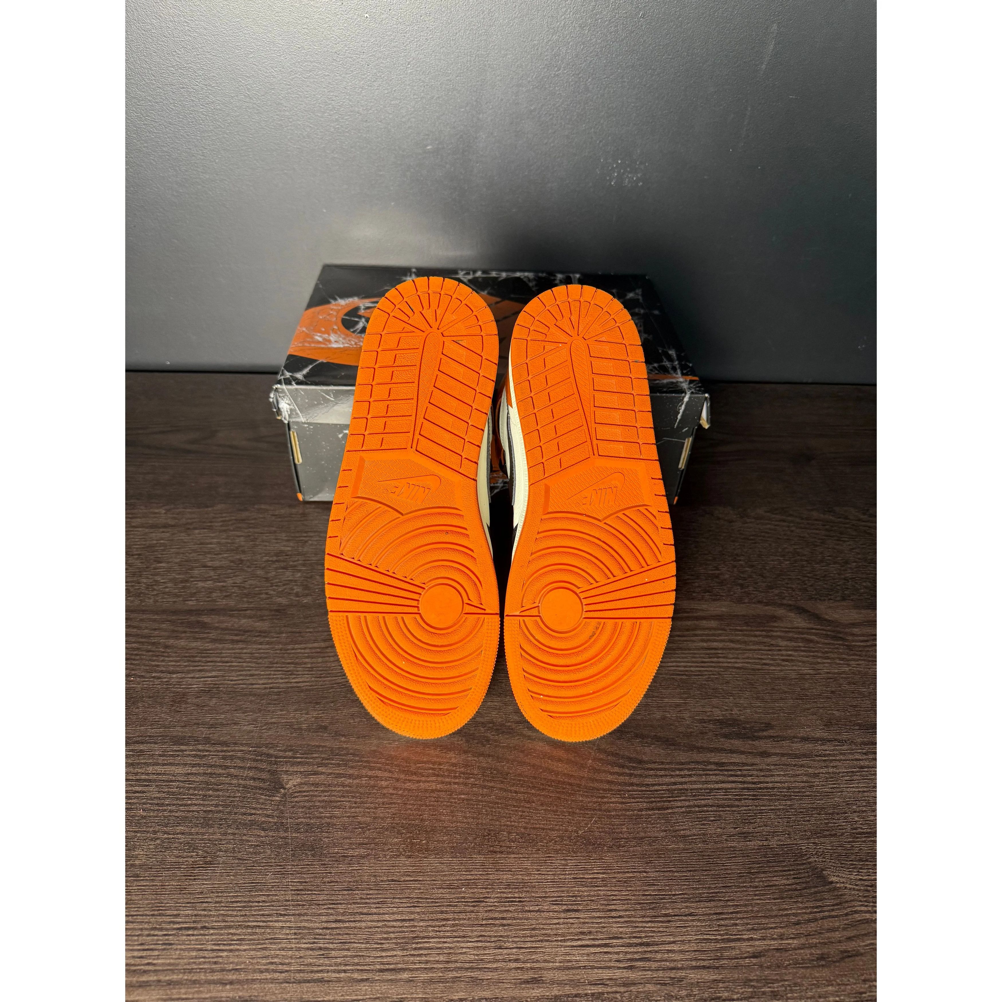 Nike Air Jordan 1 Retro High OG "Shattered Backboard" (2025) **PRE-OWNED** - 9M Size US 9 / EU 42 - 5 Thumbnail