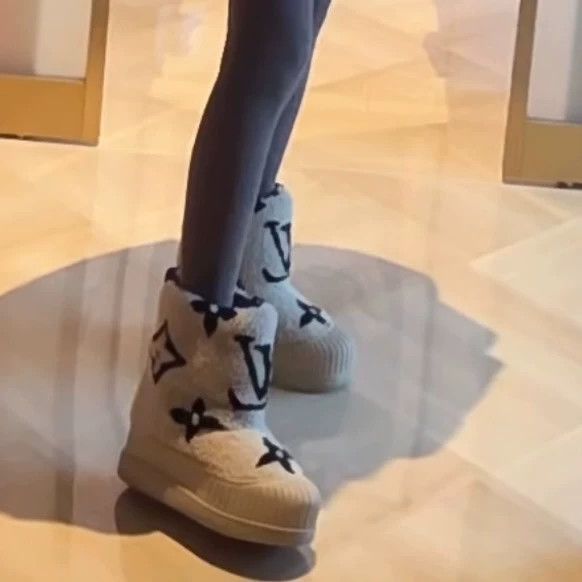 Louis Vuitton Louis Vuitton Presbyopic lambswool boots Size US 7.5 / IT 37.5 - 1 Thumbnail