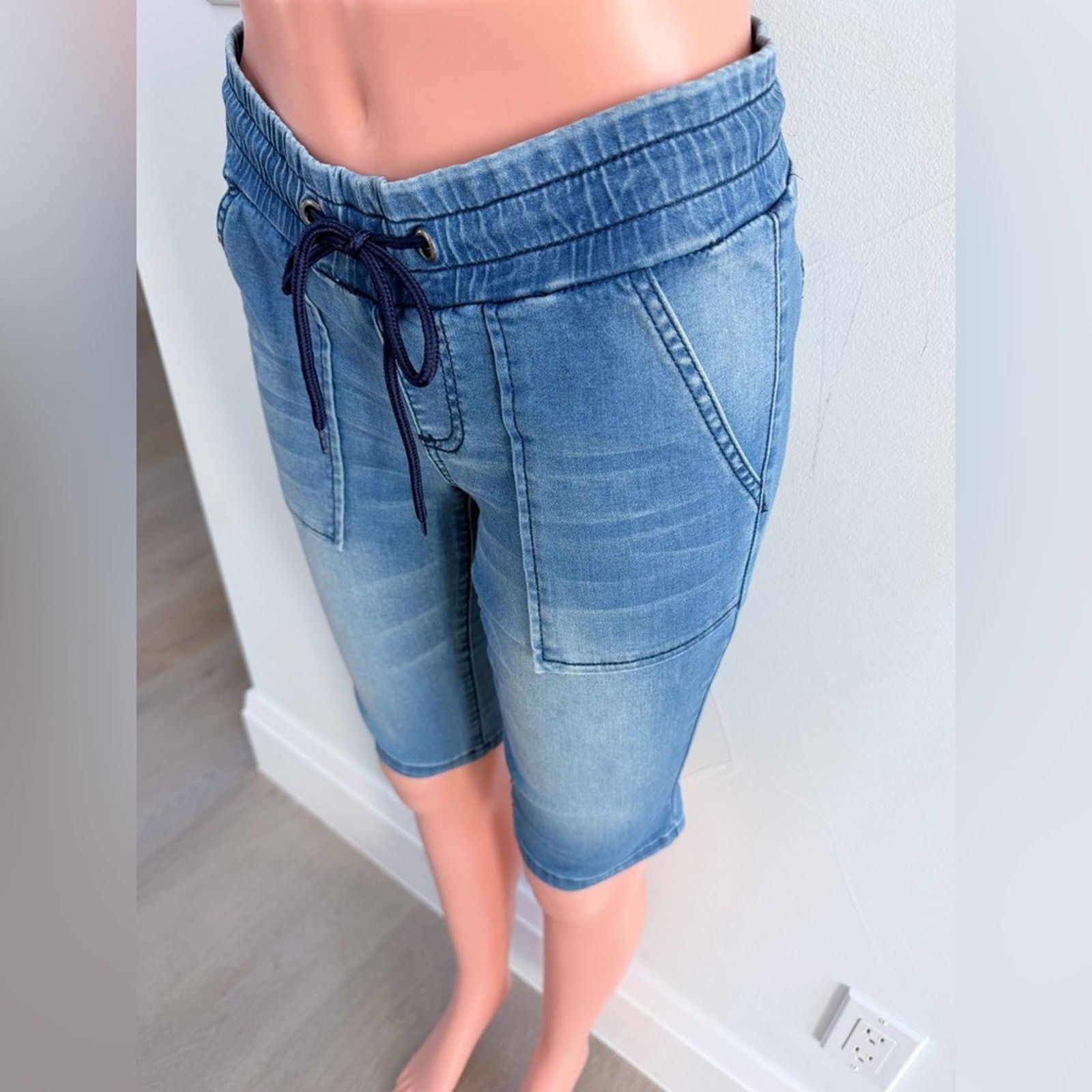 Guess New Guess Y2K Blue Denim Bermuda Shorts size 24. 71% cotton. Size 24" / US 00 / IT 34 - 3 Thumbnail