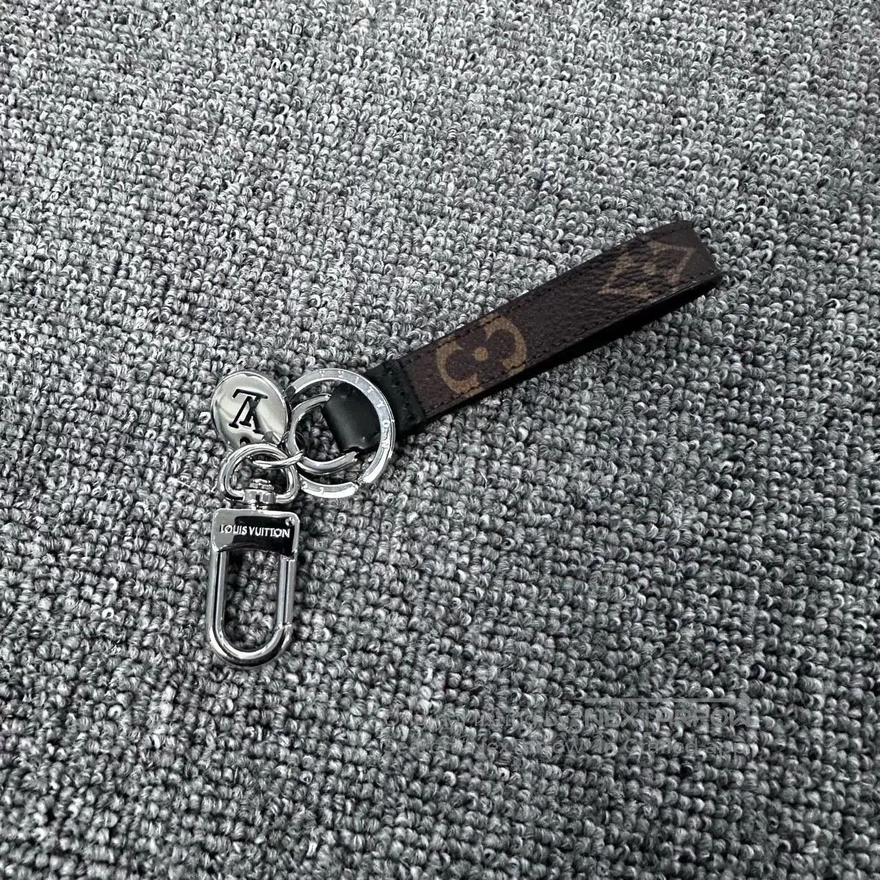 Louis Vuitton Louis Vuitton LV Keychain. Size ONE SIZE - 1 Thumbnail
