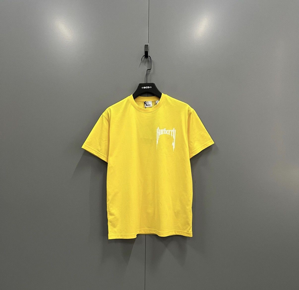 Burberry Burberry Yellow Letter Printed Short-Sleeve T-shirt J41 Size US XS / EU 42 / 0 - 1 Thumbnail