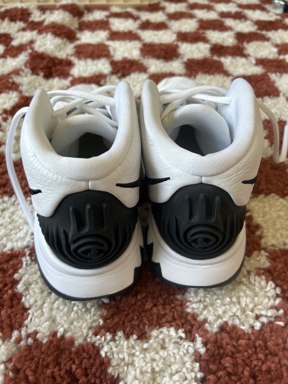Nike Kyrie Oreo Size US 6.5 / EU 39-40 - 5 Thumbnail