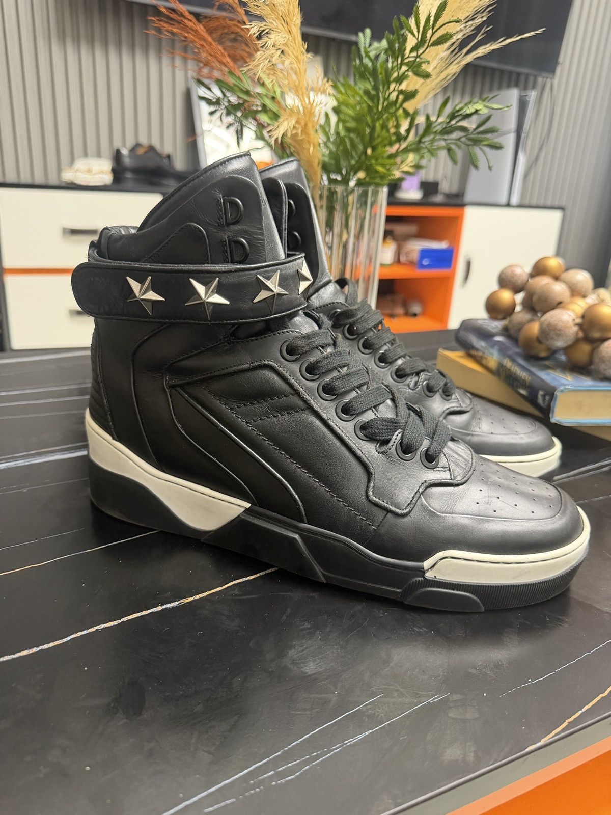 Givenchy Givenchy tyson low top leather sneakers by Riccardo Tisci
