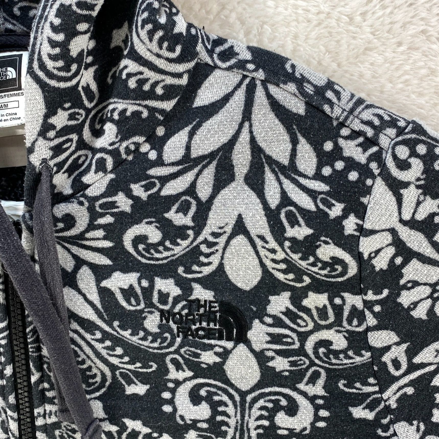 The North Face VINTAGE? No. The North Face Womens Medium Hoodie Hooded Gray Black Sweatshirt Jacket Pockets Size M / US 6-8 / IT 42-44 - 2 Thumbnail