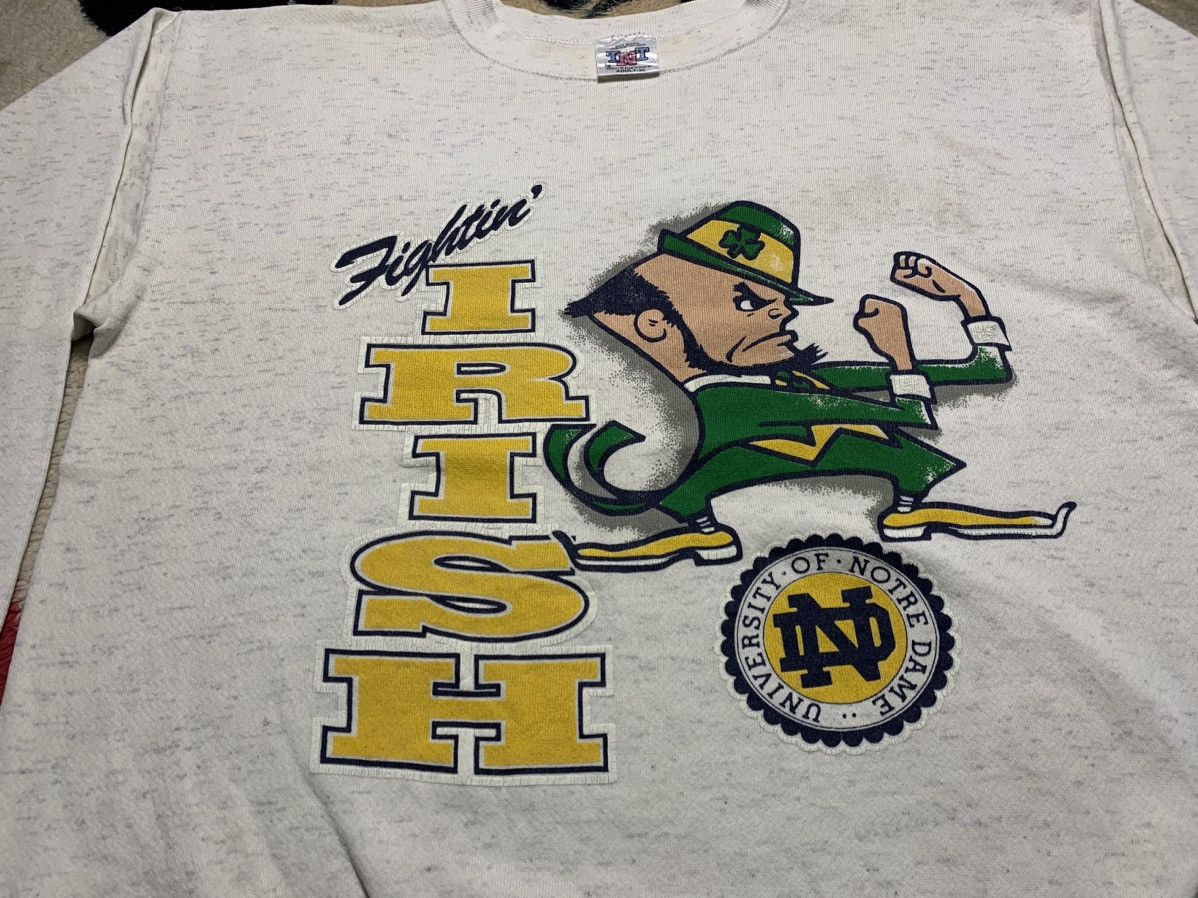 NCAA 90s FIGHTING IRISH NOTRE DAME UNIVERSITY RARE DESIGN Size US XL / EU 56 / 4 - 5 Thumbnail