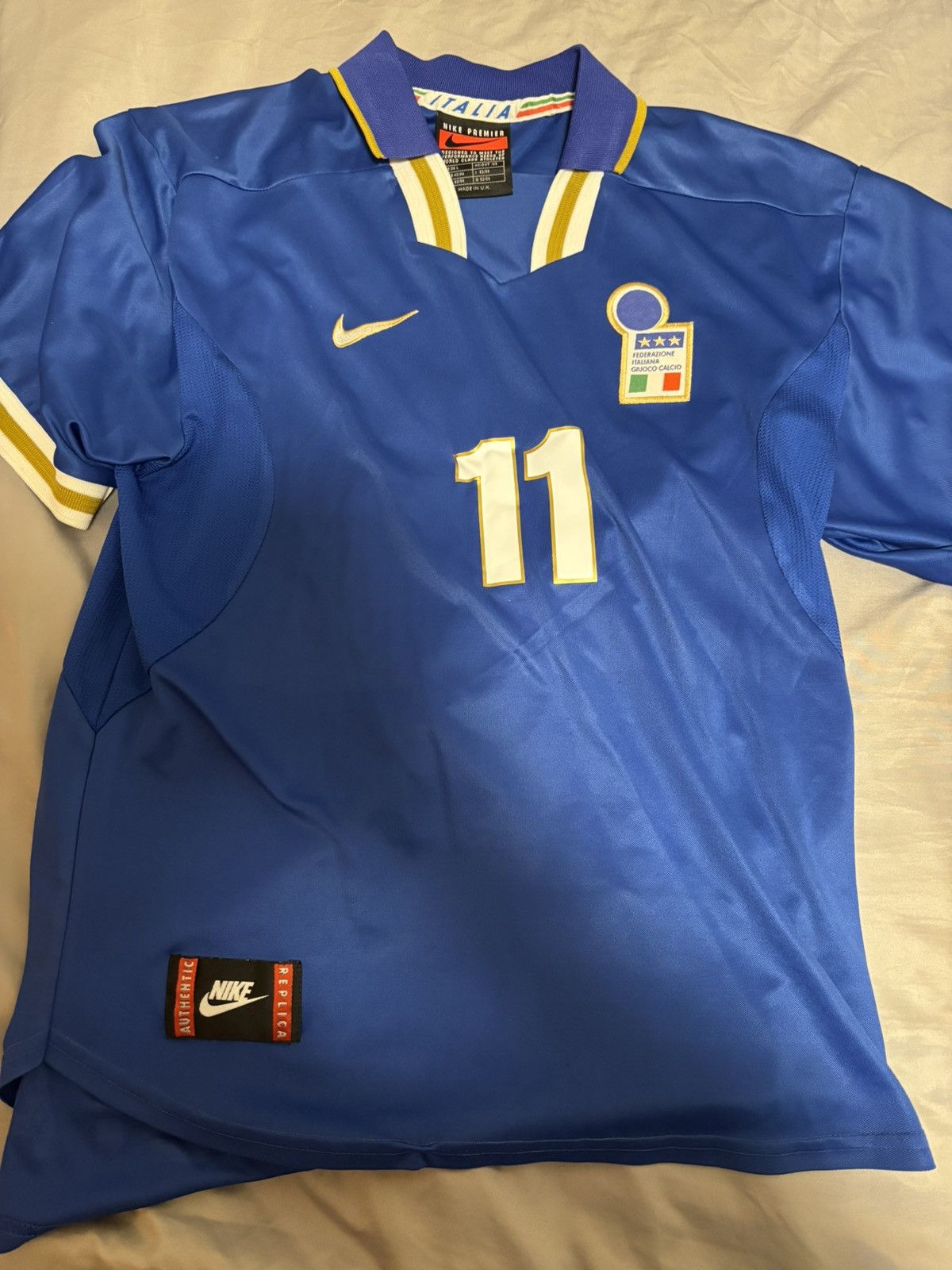 Nike Italy 1996 d baggio signed shirt with autograph Size US L / EU 52-54 / 3 - 1 Thumbnail