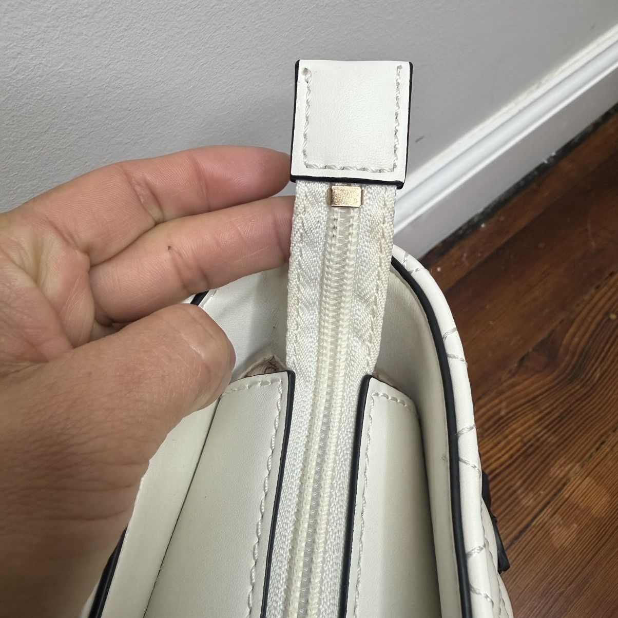Guess GUESS Quilted Two-Tone Tote in White and Black with Gold Size ONE SIZE - 4 Thumbnail
