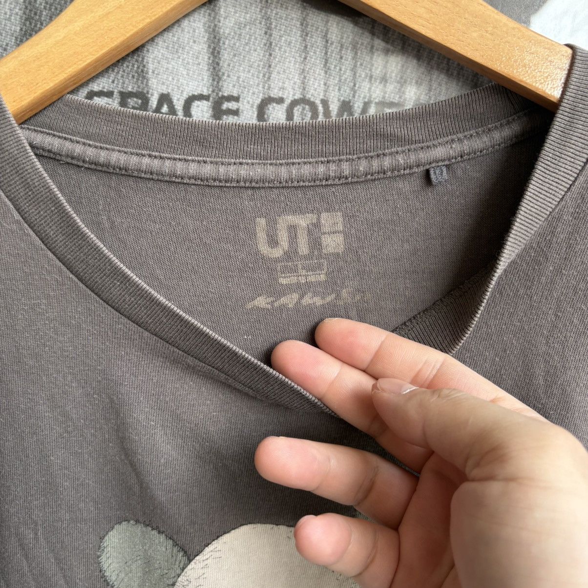 Kaws KAWS x Uniqlo Passing Through Tee (DDP / No Import Fees) Size US L / EU 52-54 / 3 - 3 Thumbnail