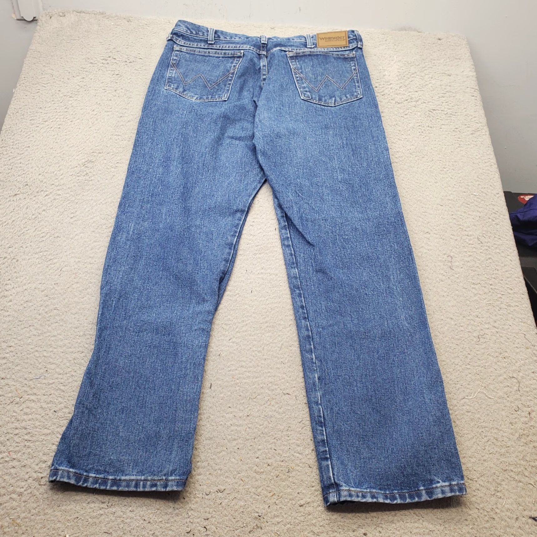 Wrangler Wrangler Rugged Wear Jeans Mens 36x32 Blue Denim Relaxed Fit 1035001AL Denim 5-Pocket Mens Size 36 Blue Jeans Wrangler Rugged Wear 1035001AL Size US 36 / EU 52 - 2 Thumbnail