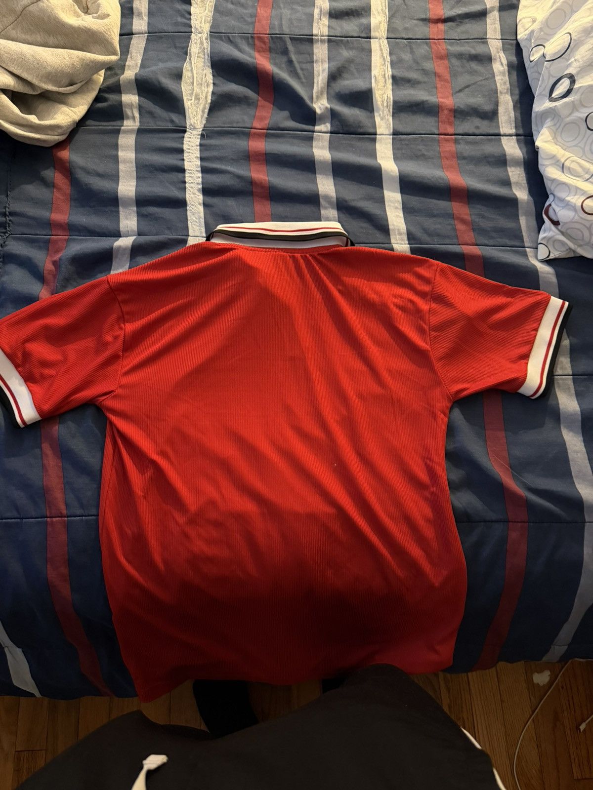 Other Manchester United Retro Jersey Sharp Sponsor Size US M / EU 48-50 / 2 - 4 Thumbnail